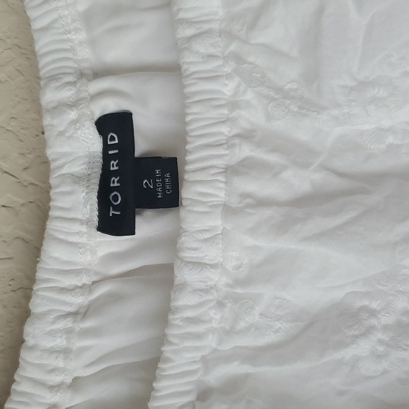 Torrid 2X white fit & flare floral embroidered dress with belt and pocke… - Picture 3 of 8